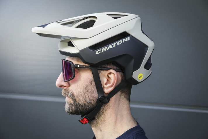 The Cratoni looks solid and is somewhat heavy, but is also pulled down particularly far at the rear