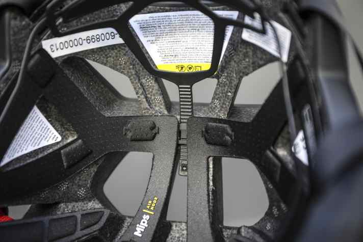 The height adjustment covers a wide range and works without annoying push buttons