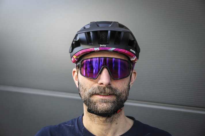 Der Kinngurt wird per Ratsche geschlossen und lässt sich während de Fahrt verstellen. Auch die Polsterung am Kinn gefällt