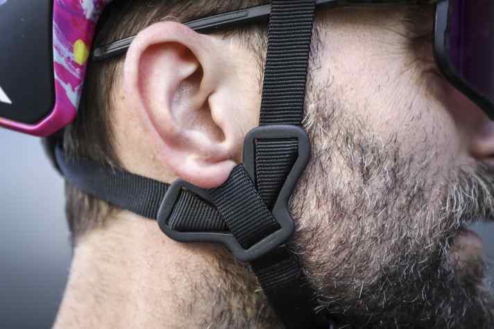 Das Gurtsystem lässt sich an den Ohren nicht in der Höhe anpassen und sitzt etwas eng