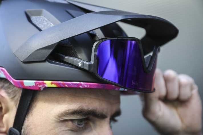 Alpina also dispenses with the fly screen at the side openings, but sunglasses can be stowed here instead