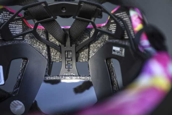 The harness system is excellently guided and the height of the headrest is easy to adjust