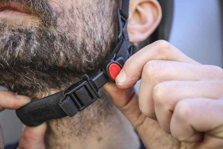 Alongside Cratoni and Alpina, Uvex also relies on a practical ratchet fastener