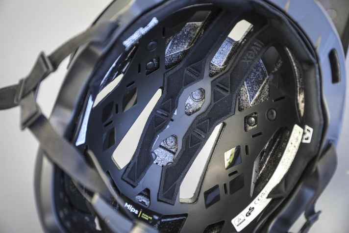 Uvex hält die Polsterung schlank. In Verbindung mit den tiefen Lüftungskanälen kommt ordentlich Zug durch den Helm