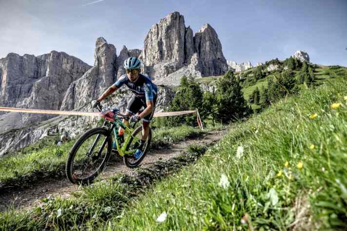 Die Dolomiten bieten eine grandiose Kulisse für großartige Marathon-Rennen. Den Sella Rona Hero zählt beispielsweise Ausdauer-Profi Alban Lakata zu seinen Favoriten.