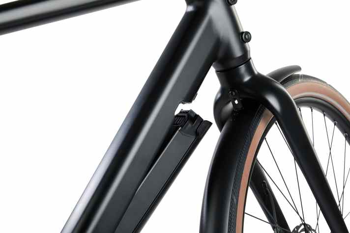 Der Akku mit 360 Wattstunden kann nach vorne herausgeklappt werden.