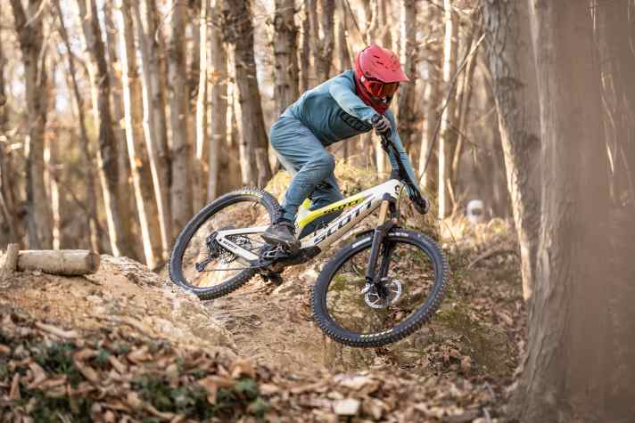 Das Handling fällt extrem präzise aber 0,0 fehlerverzeihend aus.