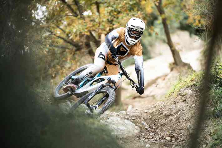 Enduro-Racer Christian Textor hier als BIKE-Promi-Tester in Finale Ligure. “Am liebsten  Vorne 1,5 Bar, hinten 1,7 Bar“, sagt Texi.