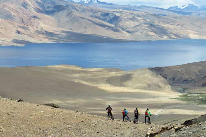 The descent from Yalung Nyau La to Moriri Lake in the western Himalayas provides very special emotions on its 1000 metres of descent. | Photo. Christian Keller
