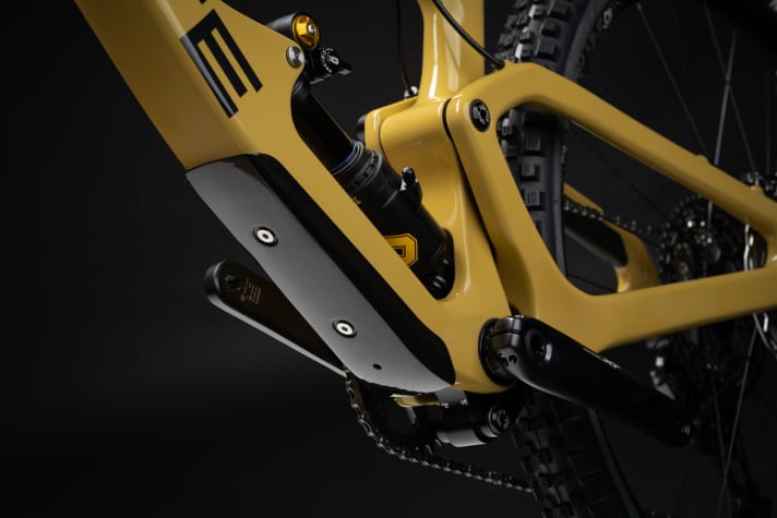 Massive frame protection, yet the rocker of the rear triangle is exposed under the bottom bracket.