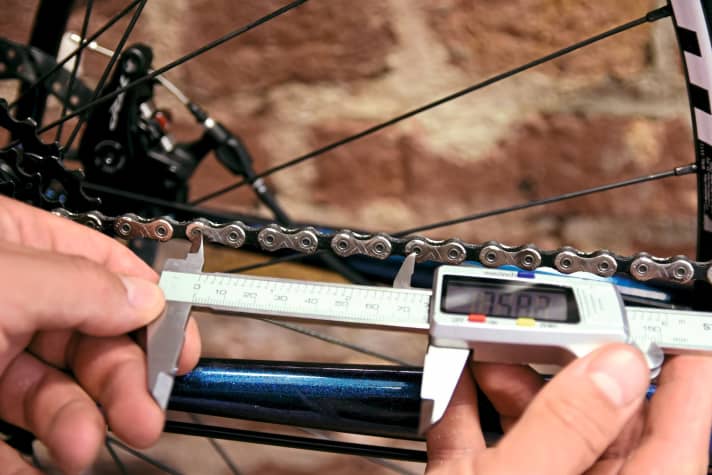 A chain link is 0.5 inches long worldwide, which corresponds to 12.7 mm. The only difference is the width.