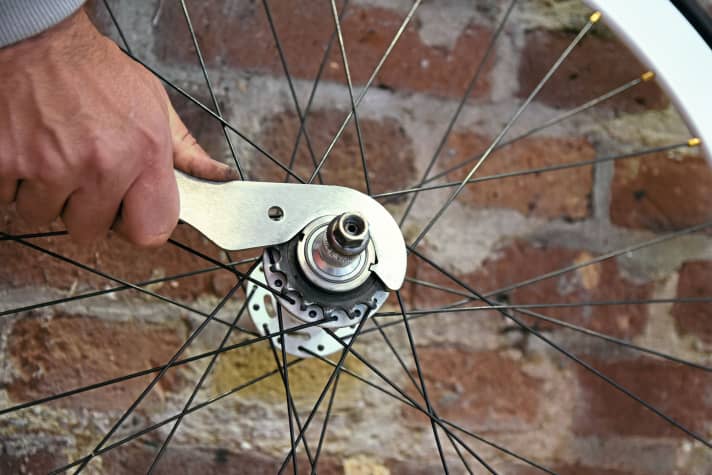 Achtung: Das Gewinde des Konterrings ist genau andersrum als das des Ritzels!