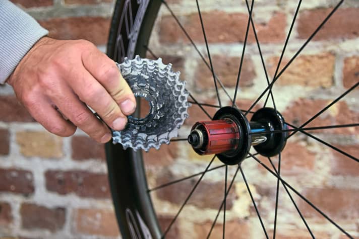 Um die Kassette abzunehmen, kann etwas Kraft nötig sein.