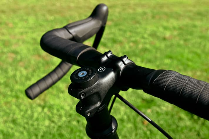 With a short stem, the hands are very close to the steering axle and the smallest impulses from the upper body are converted into steering commands.