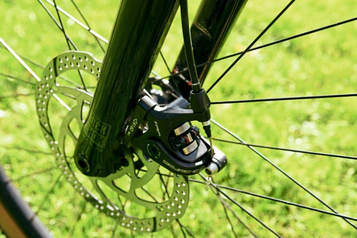 Scheibenbremsen mit Zügen statt Hydraulik brauchen deutlich mehr Kraft an den Händen, sind dafür etwas wartungsfreundlicher.