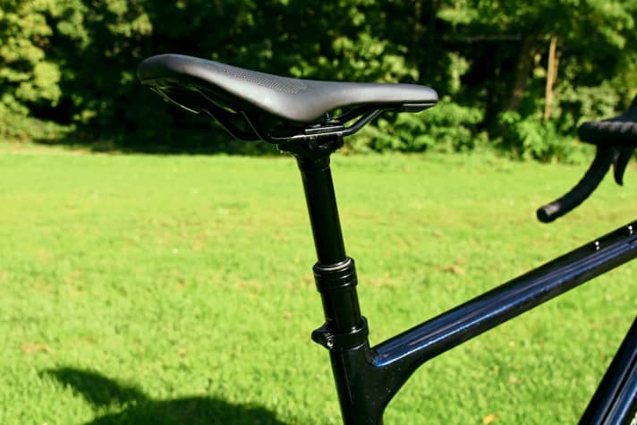 Macht Gravelbikes noch mal wandlungsfähiger: versenkbare Dropperpost, wird per linkem, nicht belegtem Schalthebel ent- bzw. verriegelt.