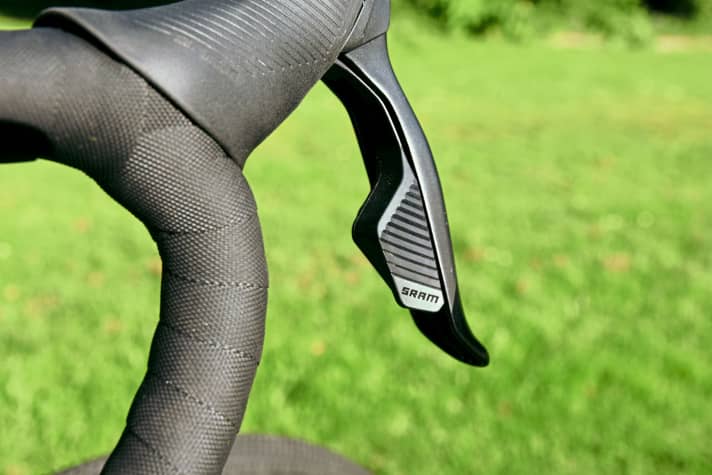 Vom Sportgiganten nicht erwartet: Decathlon spendiert dem Bike eine elektronische Sram-Schaltung; rechts hoch, links runter.