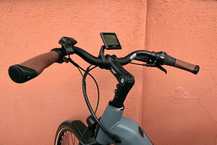 Adjustable stem, handlebars bent sharply backwards: The Kettler is very comfortable to sit upright on.