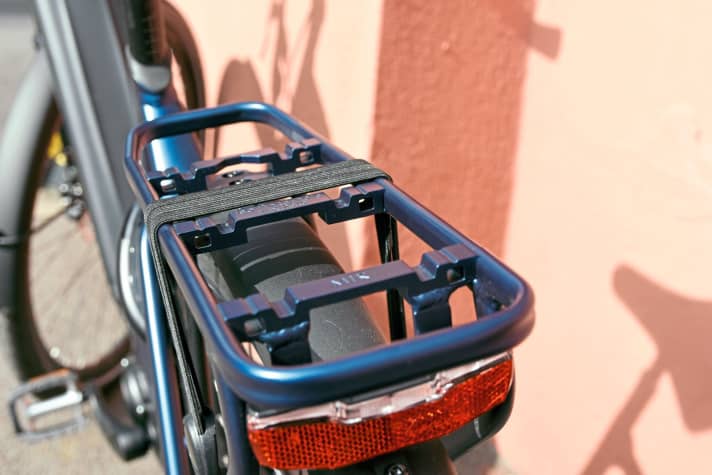 Praktischer Träger am Giant: In Rahmenfarbe, mit Transportgummi und MIK-Systemadapter.