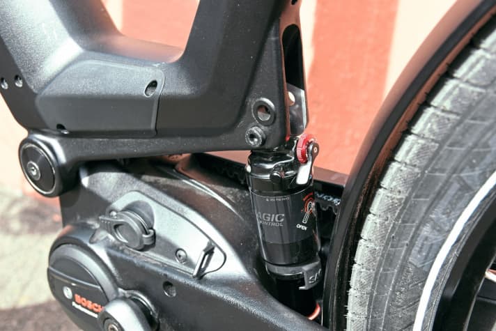 That's where the comfort specialist is: The rear triangle of the Moustache is supported by an air damper.