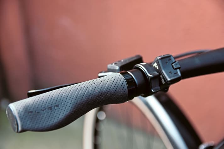 Minimalismus am Flyer Upstreet SL: das Bedienpanel für den Bosch (rechts) und die Ringwippe für die Schaltung.