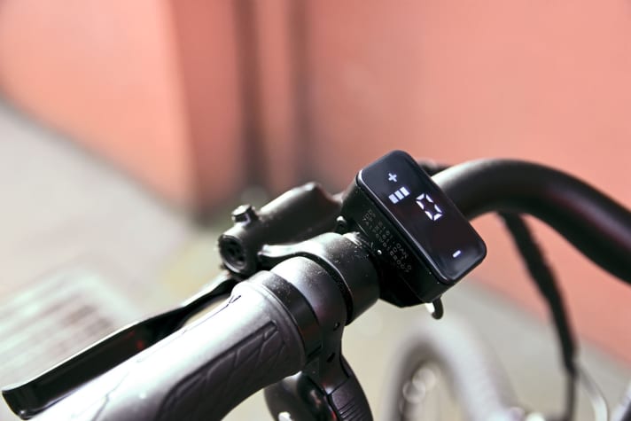 Funktional, aber sehr fummelig: Display und Bedienungspanel.