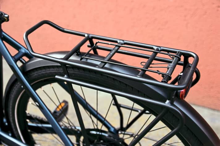 Good carrier: Large, with spring flap and pocket railing.