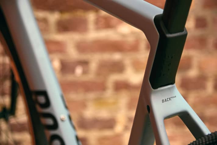 Komfortöffnung: Das schwarze Cover lässt der Sattelstütze eine Handbreit mehr Platz, sich minimal nach hinten zu biegen.