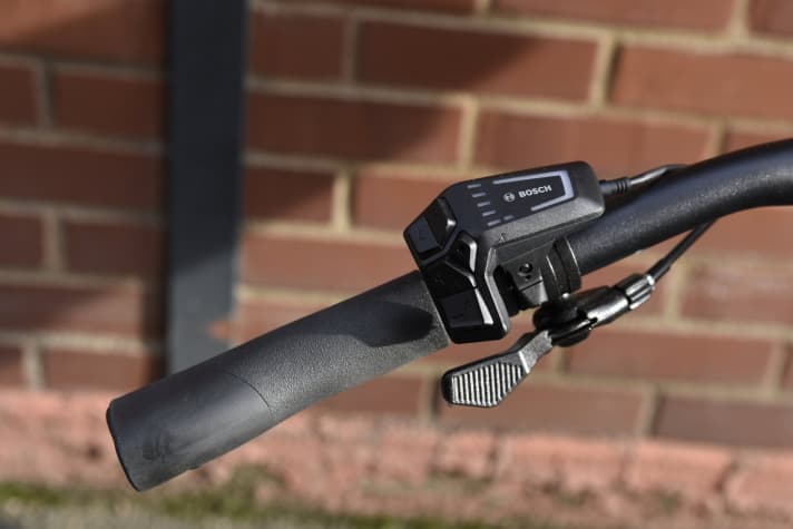 Kleiner Druck aufs Hebelchen genügt – die Sattelstütze senkt sich.