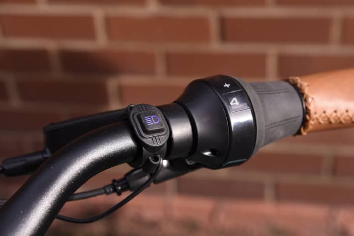 Es werde Licht: Fernlichtschalter am rechten Lenkergriff.