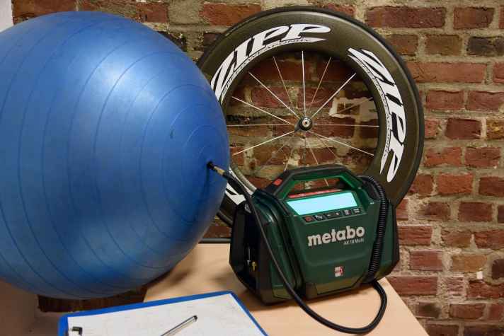 Simple test centre: Filling the seat ball and inflating road bike tyres (RR), challenging for compact equipment!