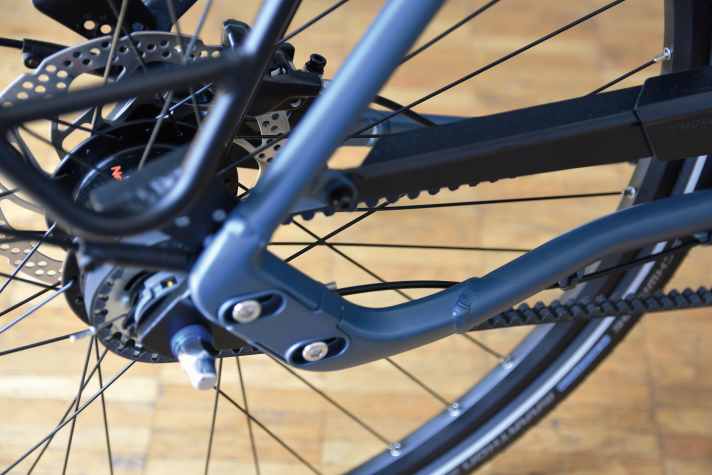 The tensioning mechanism, as shown here on the Kettler, is a core element of the belt drive to ensure its stability.
