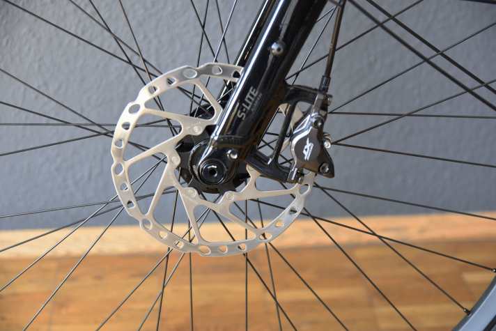 Die große Scheibe der hydraulischen XT-Bremse am Stevens hält Hunderte Bremsungen mehr aus als kleinere Systeme.