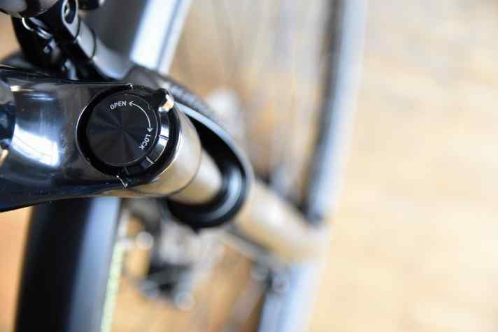 Suspension forks require hardly any maintenance. It is important that the central rubber sealing ring is kept supple.