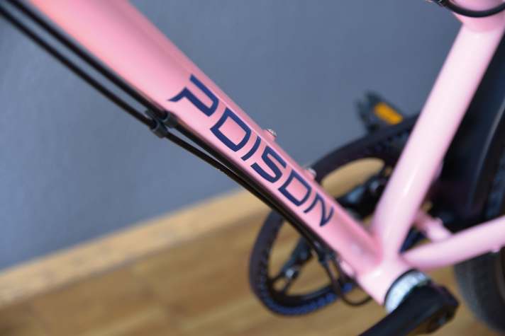 Bowdenzüge, die wie Hydraulikleitungen durchgehend von einer Zughülle eingekapselt sind, widerstehen Dreck und Wasser besser.