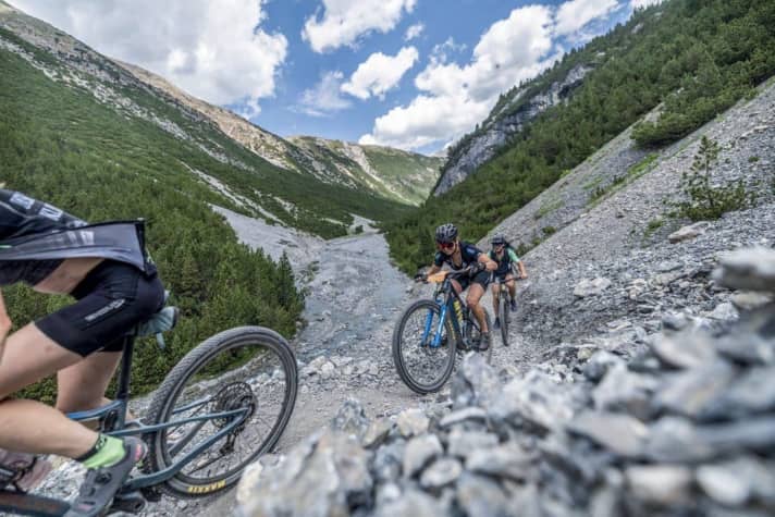 Wenn es nicht mehr geht, muss man sich gegenseitig pushen. Der Teamgeist ist ein Hauptmerkmal der BIKE Transalp Teilnehmer.
