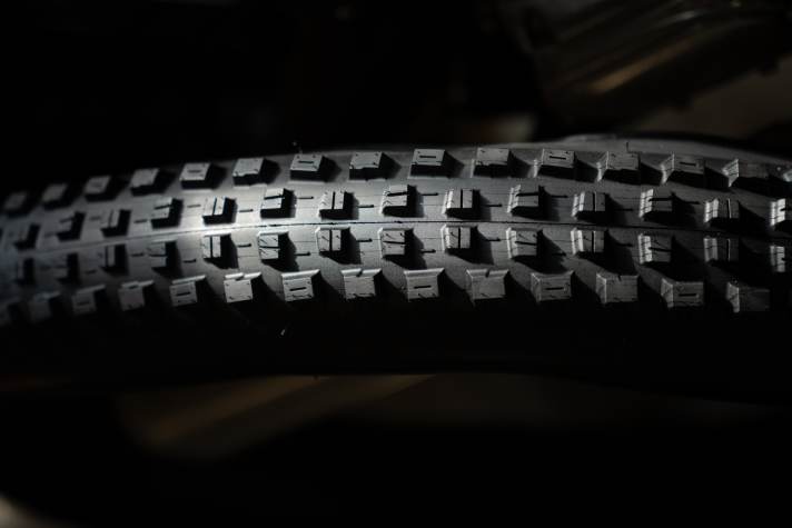 The new Maxxis tyre no longer has anything to do with the profile of the Highroller II. The lug design has been completely redeveloped.