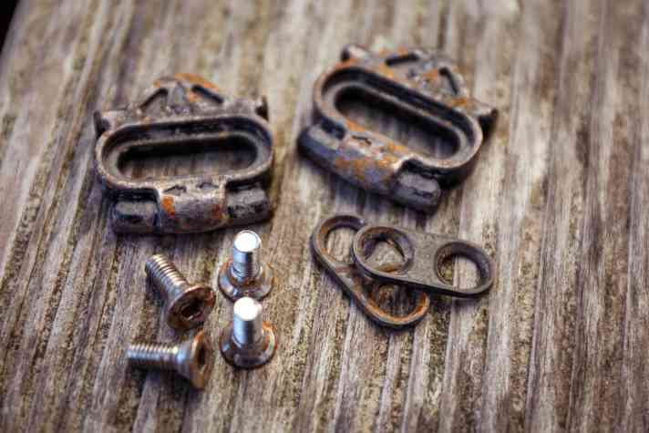 Die speziellen HT-Cleats gibt es mit 4 oder 8 Grad Auslösewinkel. Bei den feuchten Bedingungen im Test haben sie etwas Patina angesetzt.