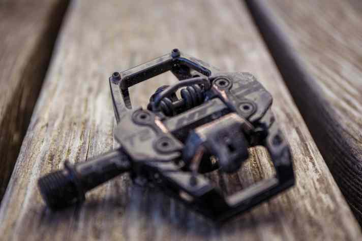 Der kleine Käfig ist mit vier Pins garniert. In der Praxis bieten diese aber nur wenig zusätzlichen Halt.