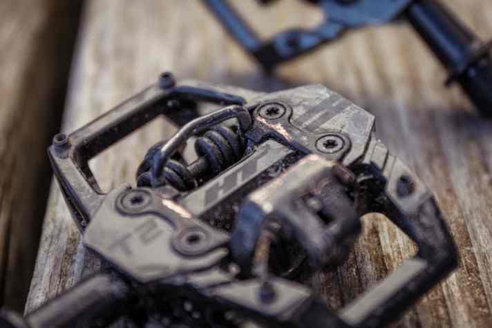The binding mechanism is a mixture of SPD and Crankbrothers. Unclicking does not always work as defined as desired.