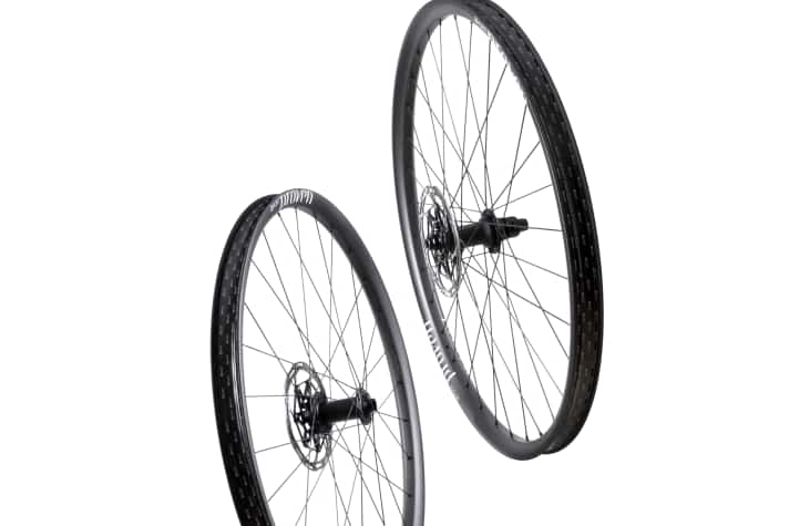 The front wheel has a rim width of 31 millimetres and is spoked with 28 spokes. The rear wheel has a rim width of 30 millimetres and is fitted with 32 spokes.