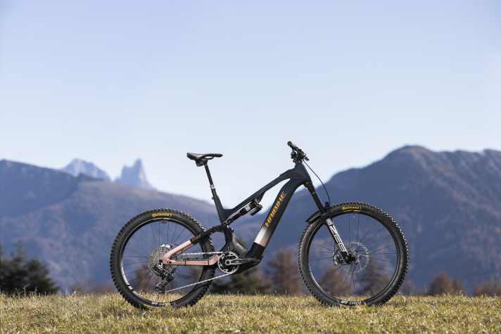 For a bike with the new Bosch Powertube 800, the Haibike Hybe CF is quite slim.