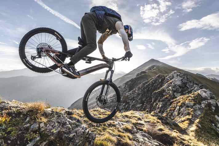 Trial pro Tom Öhler demonstrates: The Hybe is the new performance horse in the Haibike stable.