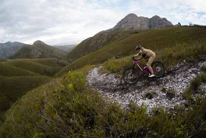 Für Bikerinnen hat Leatt ebenfalls neue Regenklamotten im Sortiment - mit speziell auf die weibliche Anatomie angepassten Schnitten.
