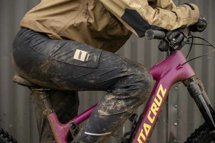 Die Hydradri Pants verfügen über einen 4-Wege-Stretch, anpassbare Bundweite, robuste Besätze und spezielle Beinabschlüsse, die besser über die Schuhe reichen sollen.