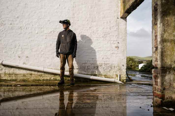 Die MTB 6.0 HYDRADRI JACKET ist das Flaggschiff der Regenjacken-Kollektion und soll mit massiv hoher Atmungsaktivität sowie maximalem Regenschutz punkten. Passend dazu gibt es wasserdichte Hosen mit 3- oder 2,5-Lagen-Laminaten.