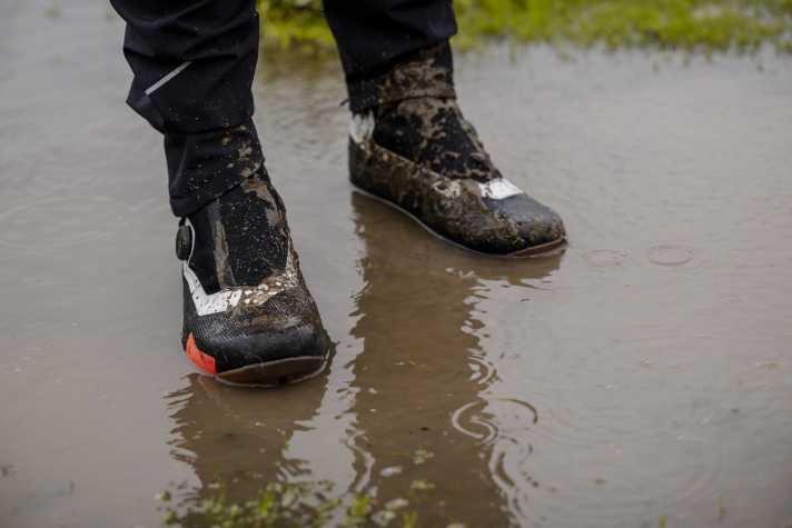 The click and flat shoes for bad weather have a membrane with increased waterproofness and Boa fasteners.