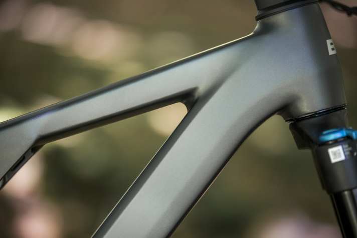 Polished weld seams provide a modern look that is inspired by the carbon models.