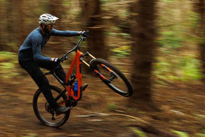 The Ibis HD6 is an enduro bike for playful riding manoeuvres.