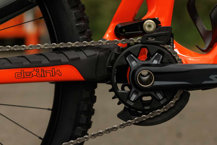 New kinematics, but still a dw link on the rear triangle.